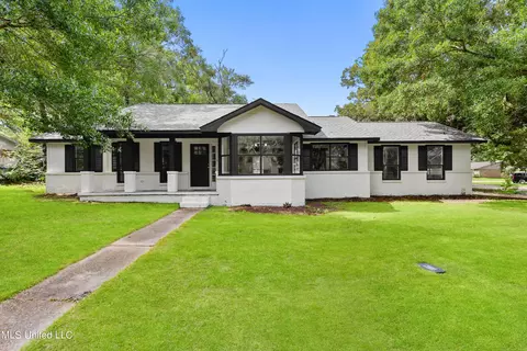 5030 Ridgewood Dr, Moss Point, MS 39563