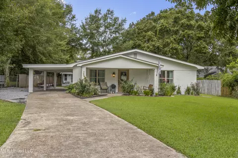 307 Holcomb Blvd, Ocean Springs, MS 39564