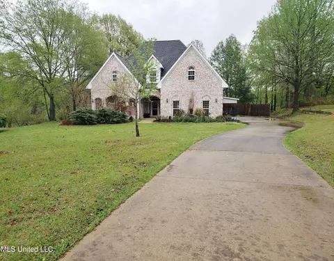 460 Blue Lake Dr, Lake Cormorant, MS 38641