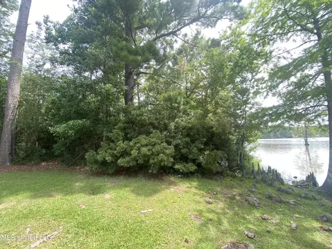 272 Lakeside Dr, Carriere, MS 39426