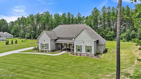 166 Fallen Oak Dr, Brandon, MS 39047