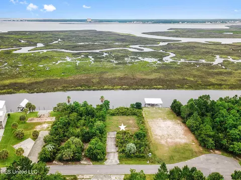 320 Poki Pl, Diamondhead, MS 39525