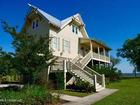102 Watersedge Dr, Ocean Springs, MS 39564