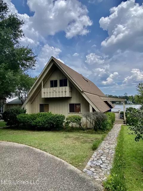 553 W Lakeshore Dr, Carriere, MS 39426