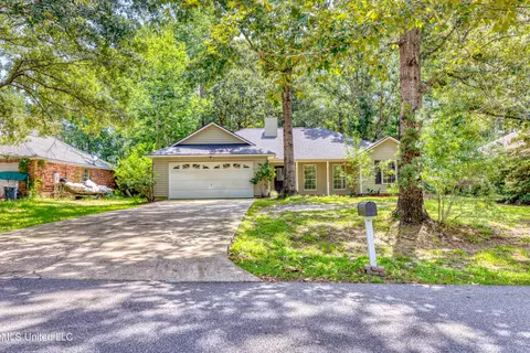 8808 Boxwood Ln, Gautier, MS 39553