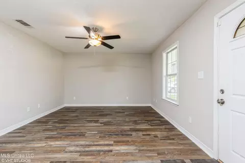 5649 Rose Dr, Moss Point, MS 39563 photo 2