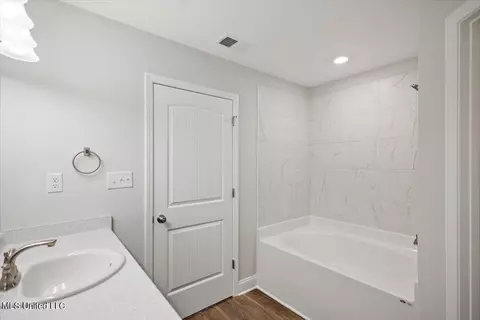 Bath - 7796 E Reece Dr, Southaven, MS 38671 photo 5 of 5