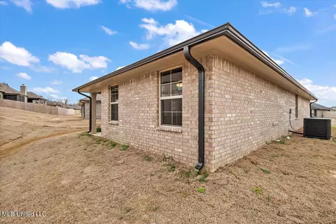 Exterior - 7796 E Reece Dr, Southaven, MS 38671 photo 4 of 8