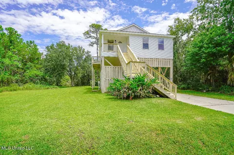 222 Walthall St, Pass Christian, MS 39571