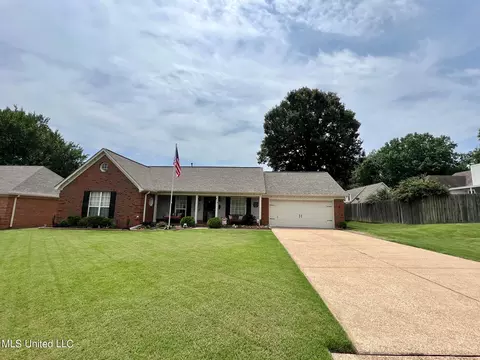 819 Snow Pine Dr, Southaven, MS 38671