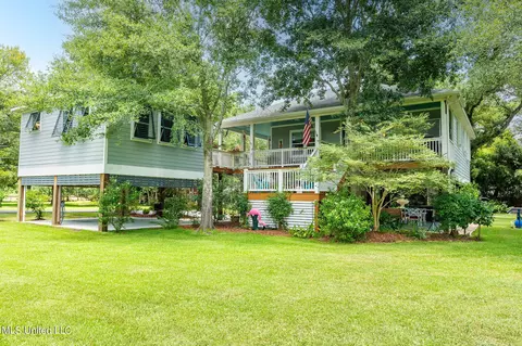 904 Wood St, Waveland, MS 39576