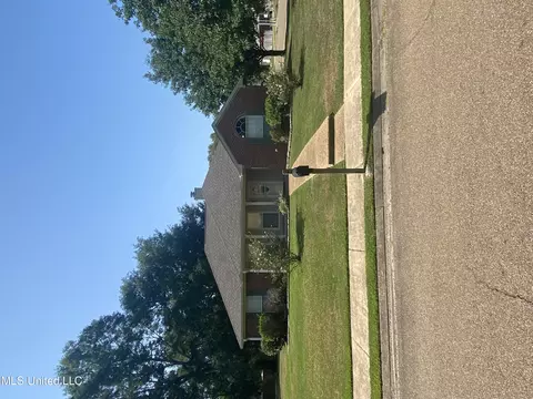 211 Chestnut Dr, Brandon, MS 39047