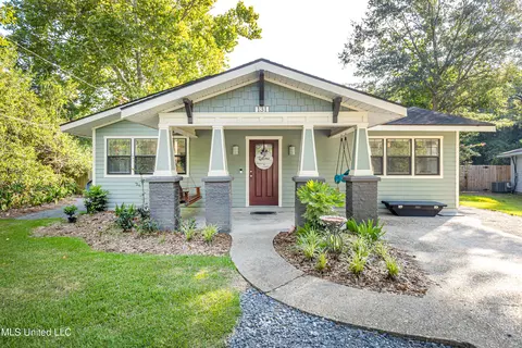 131 Lafayette Cir, Ocean Springs, MS 39564
