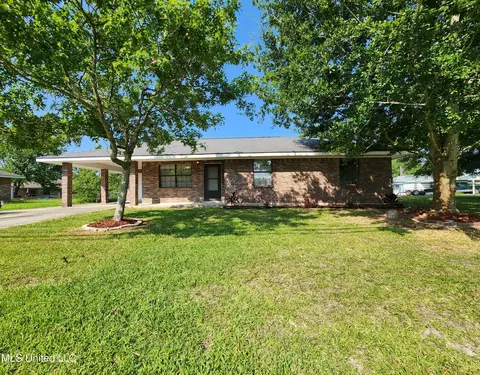 911 Waveland Ave, Waveland, MS 39576
