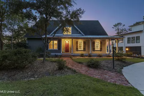 9380 Ridgeview Dr, Ocean Springs, MS 39564