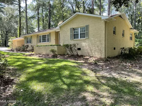 1329 Robert Dr, Jackson, MS 39211 photo 2