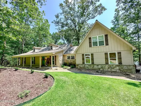 207 Winchester Dr, Columbus, MS 39705