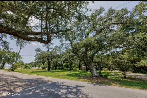 127 133 Iberville Dr, Biloxi, MS 39531