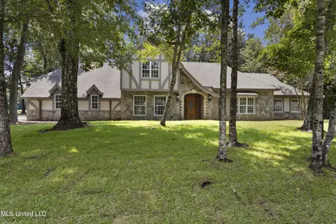 13505 Pine Rd, Ocean Springs, MS 39564