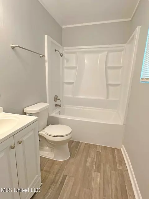 Bath - 64 Hicks Ln, Laurel, MS 39443 photo 2 of 3
