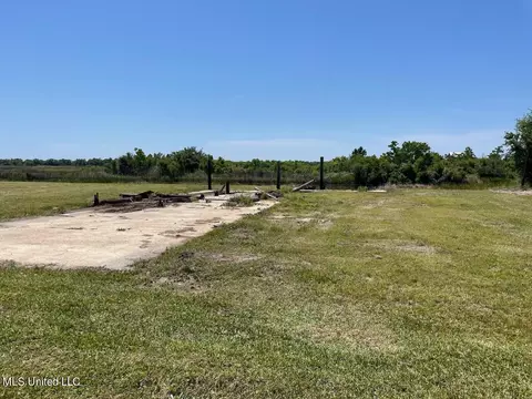 10067 E Gulf Rd, Bay Saint Louis, MS 39520