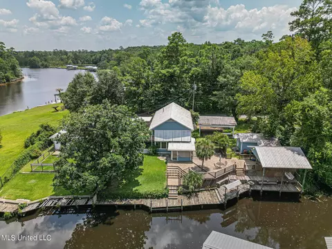 11471 Summer Lane Rd, Biloxi, MS 39532