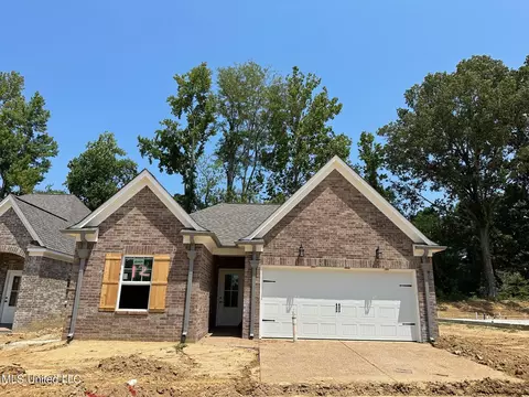 350 Flower Garden Dr, Southaven, MS 38671