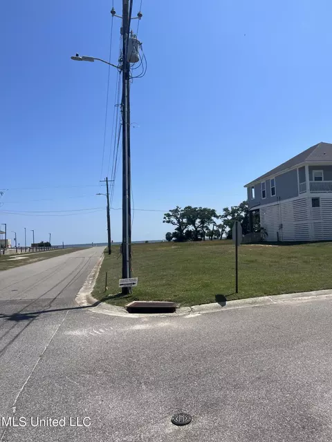 1524 Ellis St, Pass Christian, MS 39571