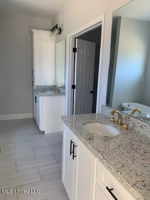 Bath - 1313 Grove Park Office Dr, Hernando, MS 38632 photo 1 of 9