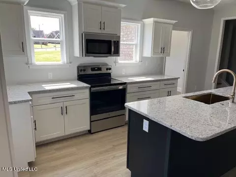 Kitchen - 1313 Grove Park Office Dr, Hernando, MS 38632 photo 4 of 6