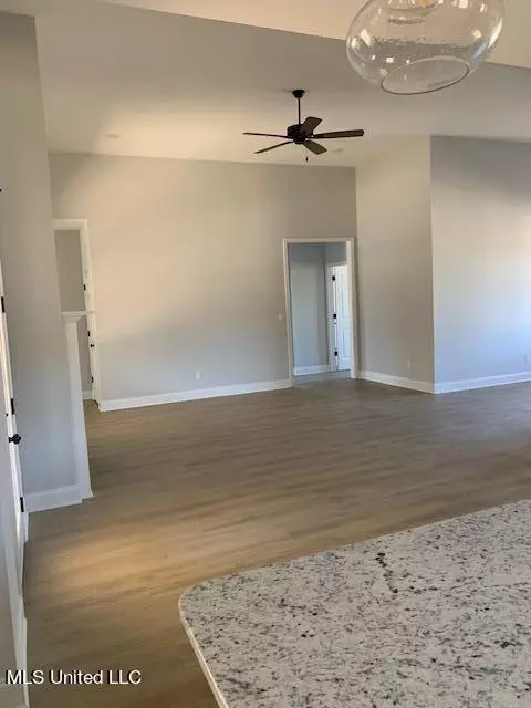 Living - 1313 Grove Park Office Dr, Hernando, MS 38632 photo 2 of 4