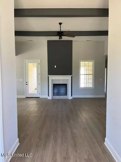 Living - 1313 Grove Park Office Dr, Hernando, MS 38632 photo 3 of 4