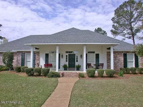 211 Lake Breeze Dr, Brandon, MS 39047