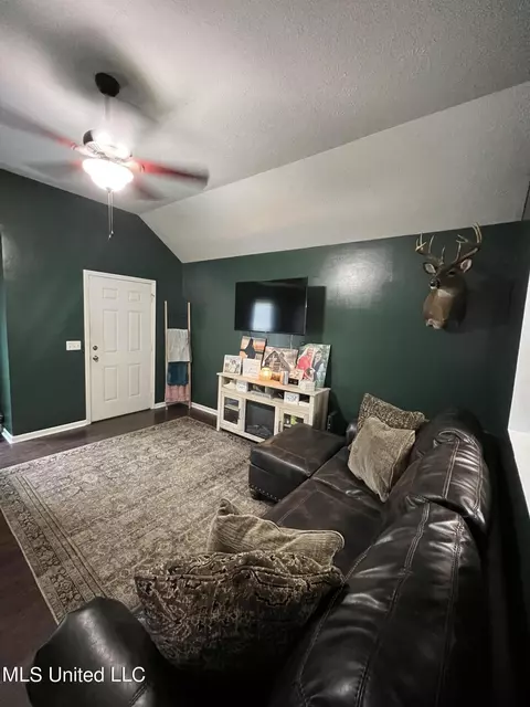 623 Lexington Dr, Florence, MS 39073 photo 2