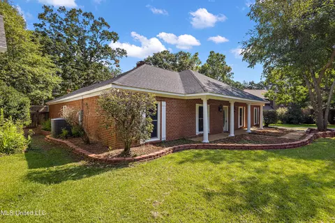 7 Avery Cir, Jackson, MS 39211 photo 2
