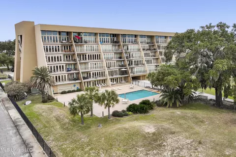 520 Beach Blvd #208, Biloxi, MS 39530