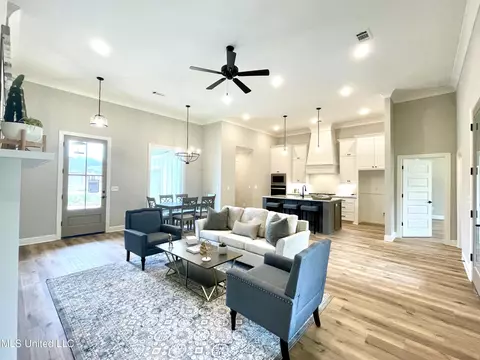 Living - 102 Waverly Dr, Florence, MS 39073 photo 4 of 5