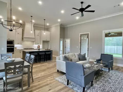 Living - 102 Waverly Dr, Florence, MS 39073 photo 2 of 5
