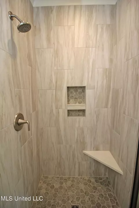 Bath - 204 Wethersfield Dr, Florence, MS 39073 photo 2 of 5