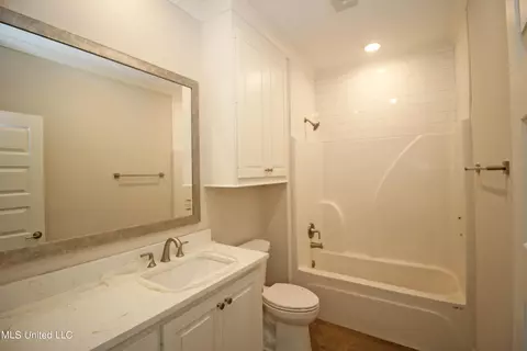 Bath - 204 Wethersfield Dr, Florence, MS 39073 photo 4 of 5