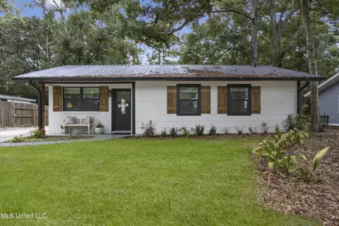 106 Hickory Dr, Ocean Springs, MS 39564