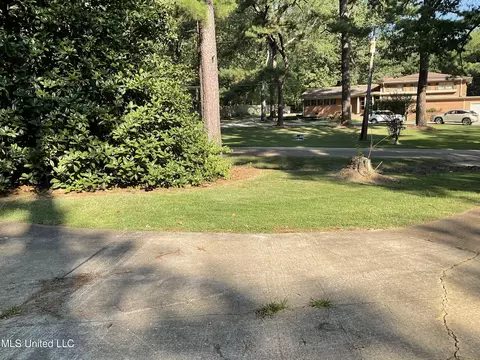 Exterior - 5135 Cabaniss Cir, Jackson, MS 39209 photo 5 of 8