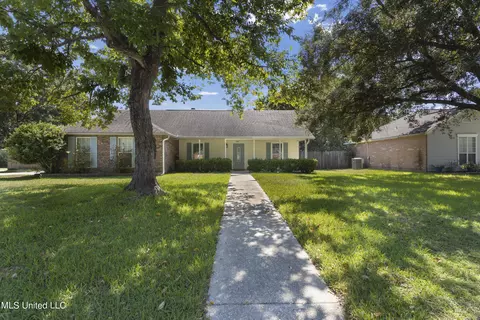 7001 Oakhurst Dr, Ocean Springs, MS 39564
