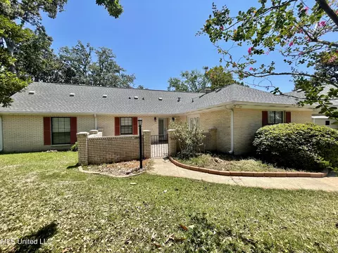 1509 Oak Leaf Cir, Gautier, MS 39553