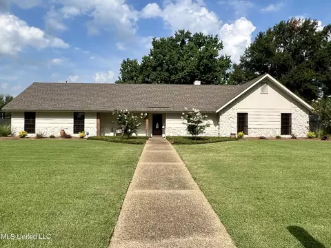 605 N Aubrey Cir, Greenwood, MS 38930