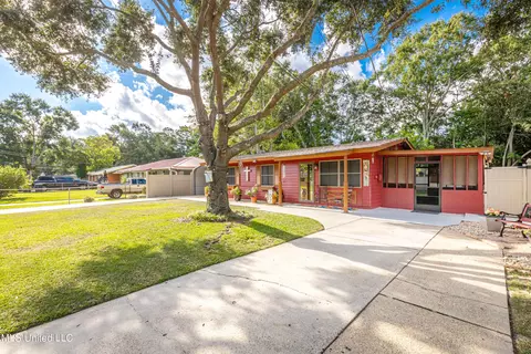 215 Linda Dr, Ocean Springs, MS 39564