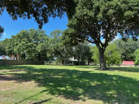 101 Pine Ave, Pass Christian, MS 39571