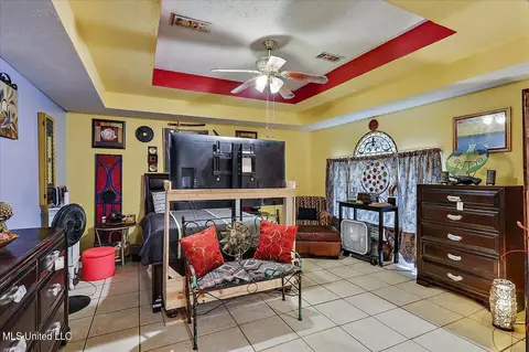 Living - 154 York Dr, Jackson, MS 39209 photo 3 of 7