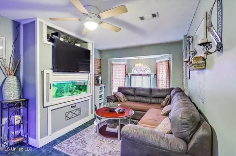 Living - 154 York Dr, Jackson, MS 39209 photo 1 of 7