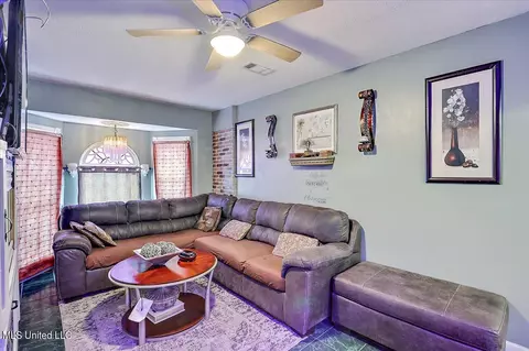 Living - 154 York Dr, Jackson, MS 39209 photo 2 of 7